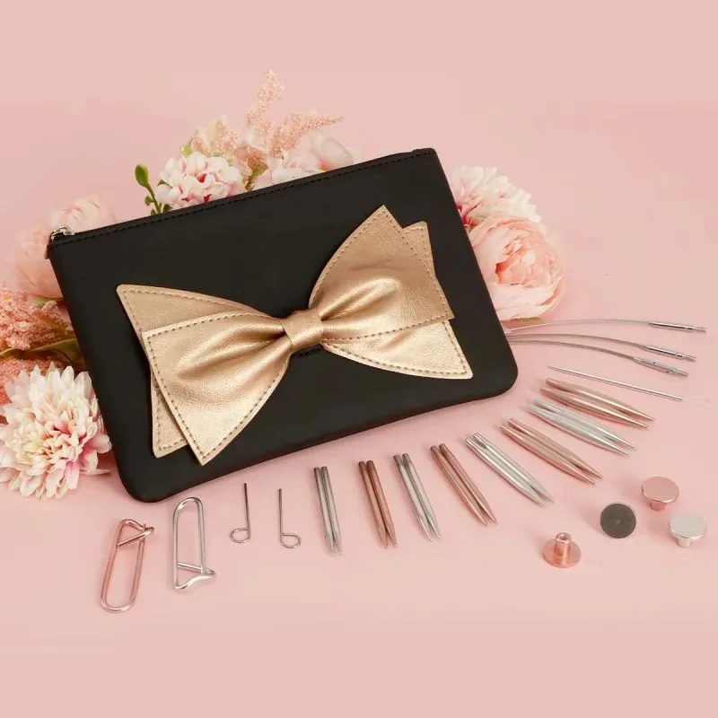 Mini Bouquet gift set with 5cm long interchangeable needle tips in silver and rose gold in front of a black velvet case which has a giant bow.